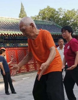 百岁北京人杨德厚习练太极拳